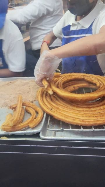Мексиканский фаст-фуд! Они едят это тоннами! смотреть онлайн