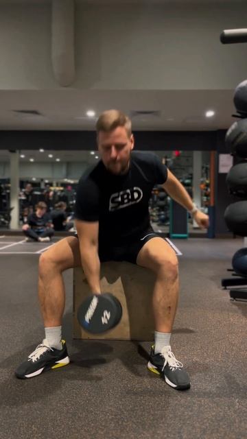 Взятие гантели с пола + жим, поочерёдно смотреть онлайн