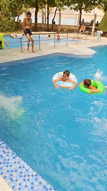 Дети плавают в бассейне. смотреть онлайн