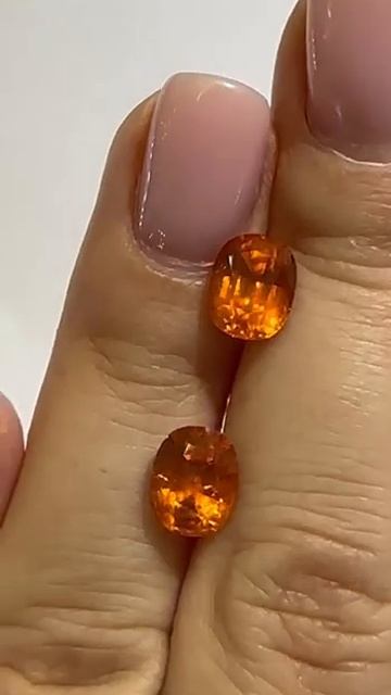 Пара огранённых овальных Гранатов спессартинов, цвет? смотреть онлайн