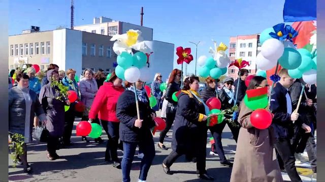 Праздничное шествие трудовых коллективов смотреть онлайн