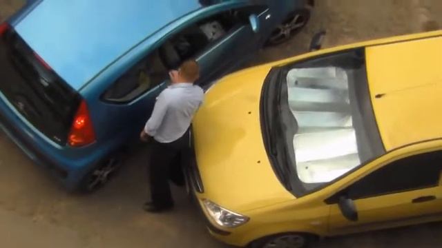 Блондинка выезжает с парковки смотреть онлайн
