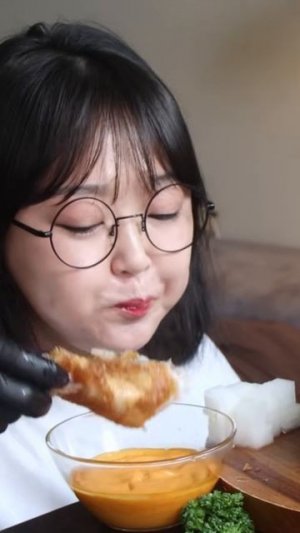 МУКБАНГ: ХРУСТЯЩАЯ ЖАРЕНАЯ КУРИЦА ПО-ДОМАШНЕМУ