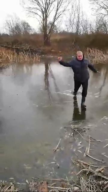 провалился под лёд приколы смотреть онлайн