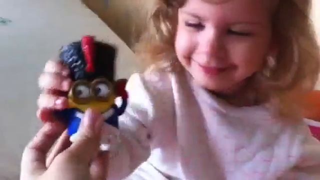 Распаковывает миньона из Хэппи Мил. Идет гулять и смотреть цыплят в курятнике. смотреть онлайн