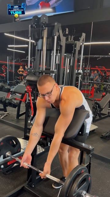 Правильная техника на скамье Скотта🤓 смотреть онлайн