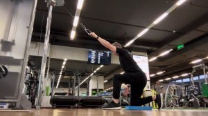 Тяга одной рукой с верхнего блока в позиции колено-сто