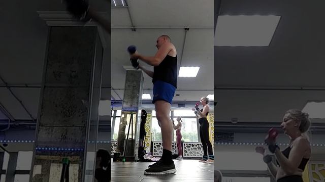 Приседания с гантелями. Сгибание рук на бицепс. Подъем