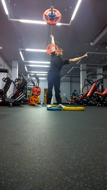 толчок одной рукой 80 кг. собственный вес 72 смотреть онлайн