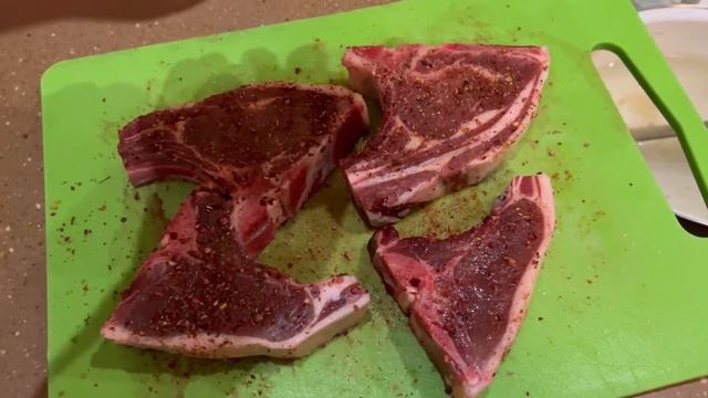 Готовлю корейку кабана на электрическом гриле. Соль, перец и жар… смотреть онлайн