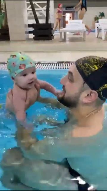 Даян Тимурович впервые купается в бассейне! смотреть онлайн