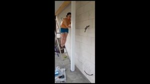 Очищаем ржавчину и красим столбы на террасе