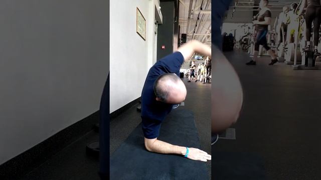 Боковая планка + поворот. Приседания с гантелью у груд? смотреть онлайн