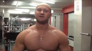 Упражнения с гантелями для рук и груди дома для мужчин