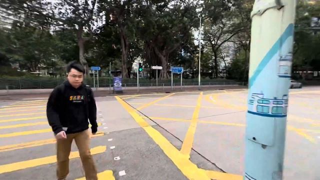 Мы выходим в город Гонконг, из вокзала