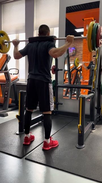 Неглубокие приседания со штангой с подъемом на носки ? смотреть онлайн