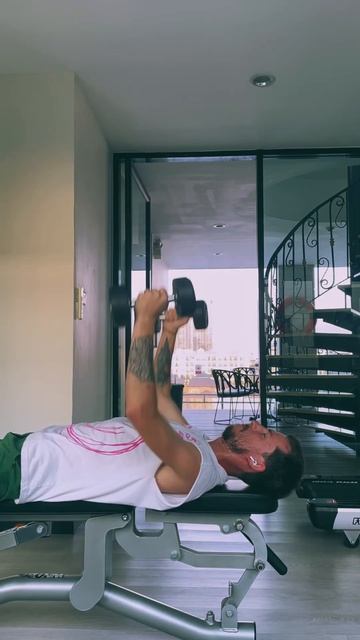 Тренировка и бассейн на рассвете в Бангкоке 😍 смотреть онлайн