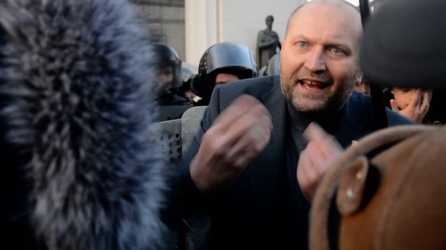 Борислав Береза на кордоні між мітингувальниками та м смотреть онлайн