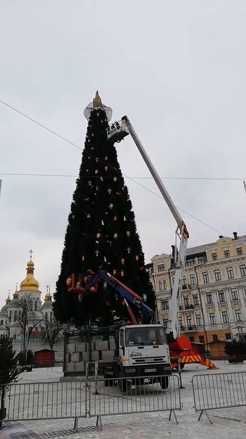 Продолжается монтаж и украшение новогодней ёлки в Кие