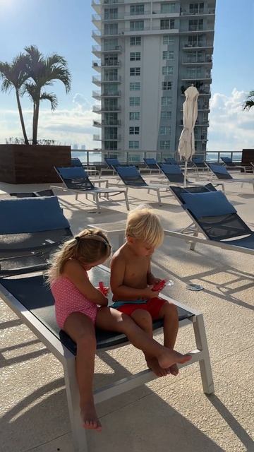 Милые дети сидят у бассейна. Детское видео! смотреть онлайн