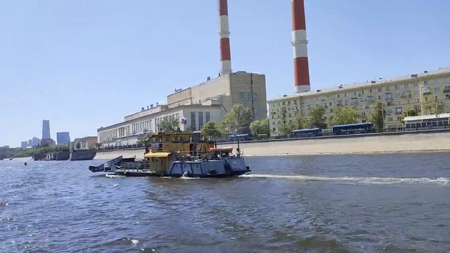 И что только ни плавает по Москве-реке! / Whatever Floats On The Mos