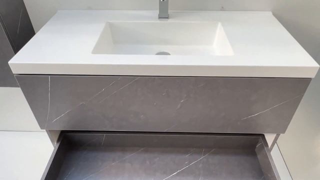 Голям PVC шкаф за баня с бяла мивка и две чекмеджета с PUSH