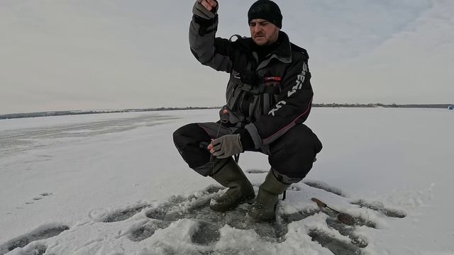 ОНА КЛЮЁТ И КЛЮЁТ! Это ЖОР. Зимняя рыбалка на удочку смотреть онлайн