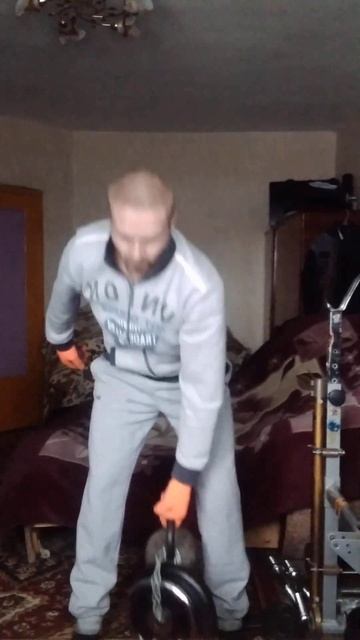 Подъём средним пальцем груза весом 35 кг! ✊💪 смотреть онлайн