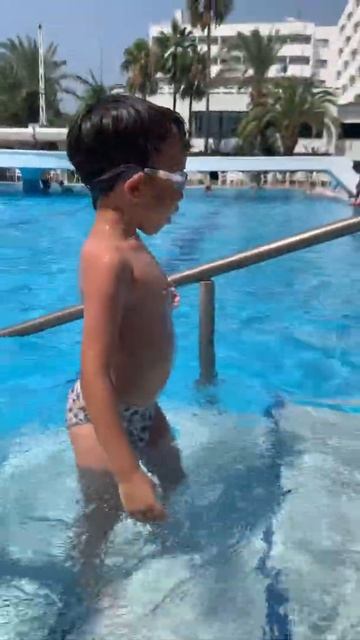 Руслан ныряет в бассейне смотреть онлайн