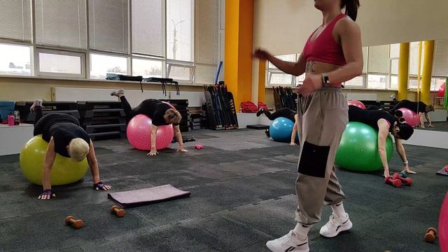 ФИТБОЛ/ полноценная тренировка/ групповая тренировка смотреть онлайн