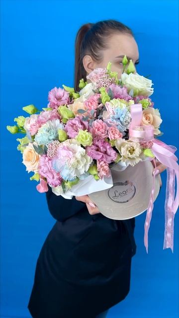 Цветы в коробке. Радужный из диантуса, роз и эустомы. К? смотреть онлайн