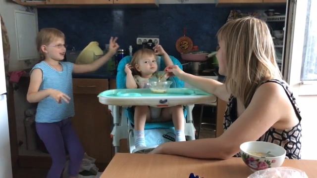 Таня ест с закрытыми глазами смотреть онлайн