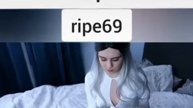 Скачет и сосёт за айфон