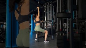 Тяга верхнего блока одной рукой. Техника выполнения