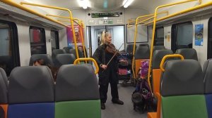 Виртуозная скрипачка в подмосковной электричке