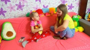 Лера  Хочет быть Малышом. Маргарита и Девочки изучают ?