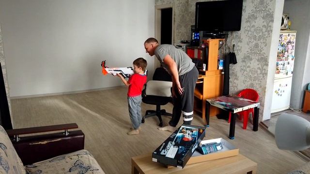 #VLOG / Реакция ребёнка на крутой подарок / Nerf Laser Ops Pro / смотреть онлайн