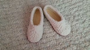 Тапочки крючком из плюшевой пряжи.