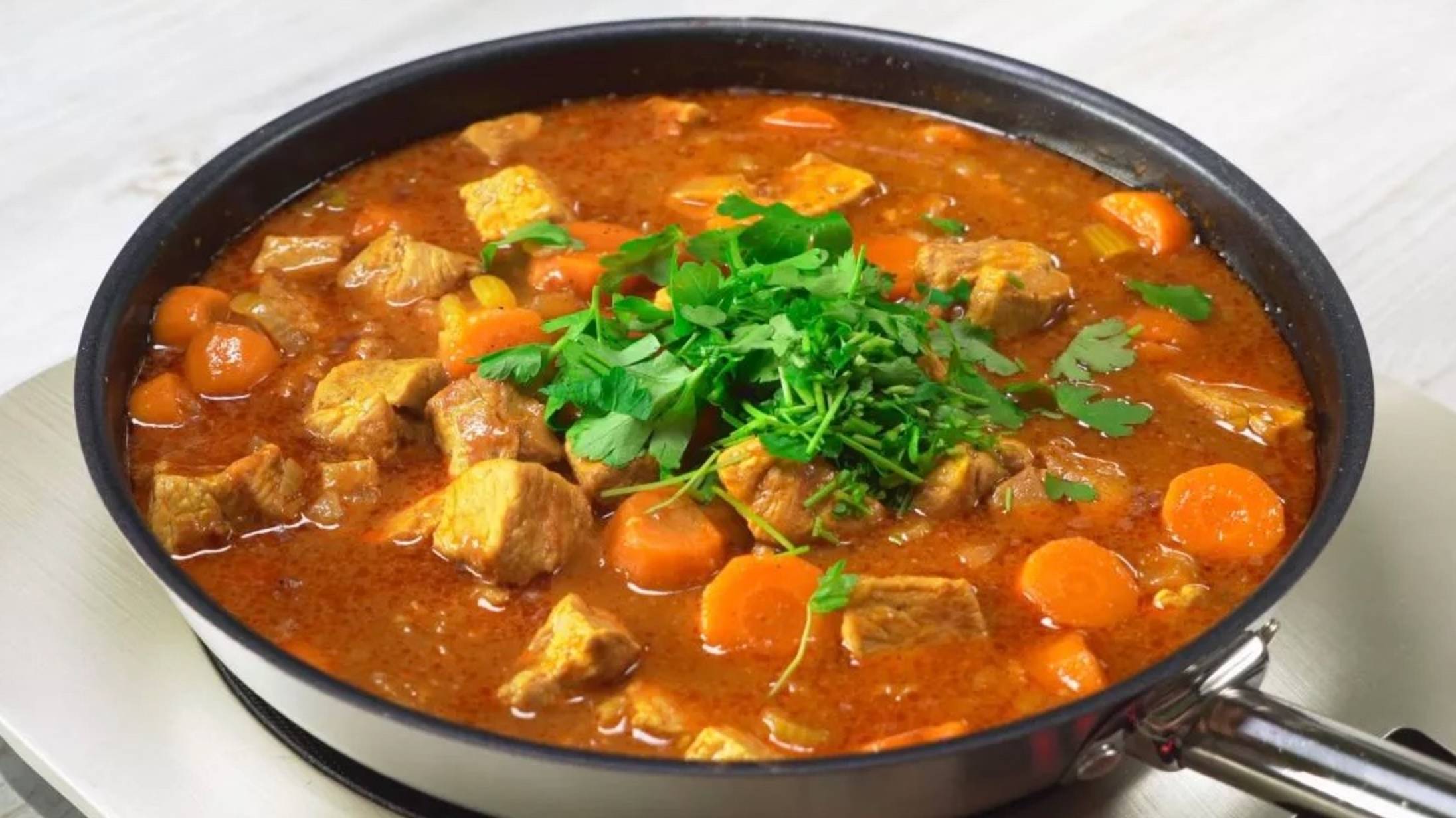 Нежное ТУШЕНОЕ МЯСО. Вкусное и ароматное ТУШЕНОЕ МЯСО С ОВОЩАМИ НА СКОВОРОДЕ. Свинина тушеная рецепт смотреть онлайн