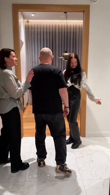 Те самые «друзья» пришли на новоселье смотреть онлайн