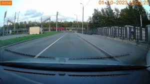 Жесть.Баба срет на дороге никого не стесняясь!1!