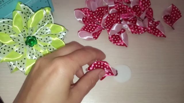 Яркие бантики Канзаши МКdiy\kanzashi\satijnen lint decoratie\ サテンリボンの花\ Flower of satin ribbons смотреть онлайн