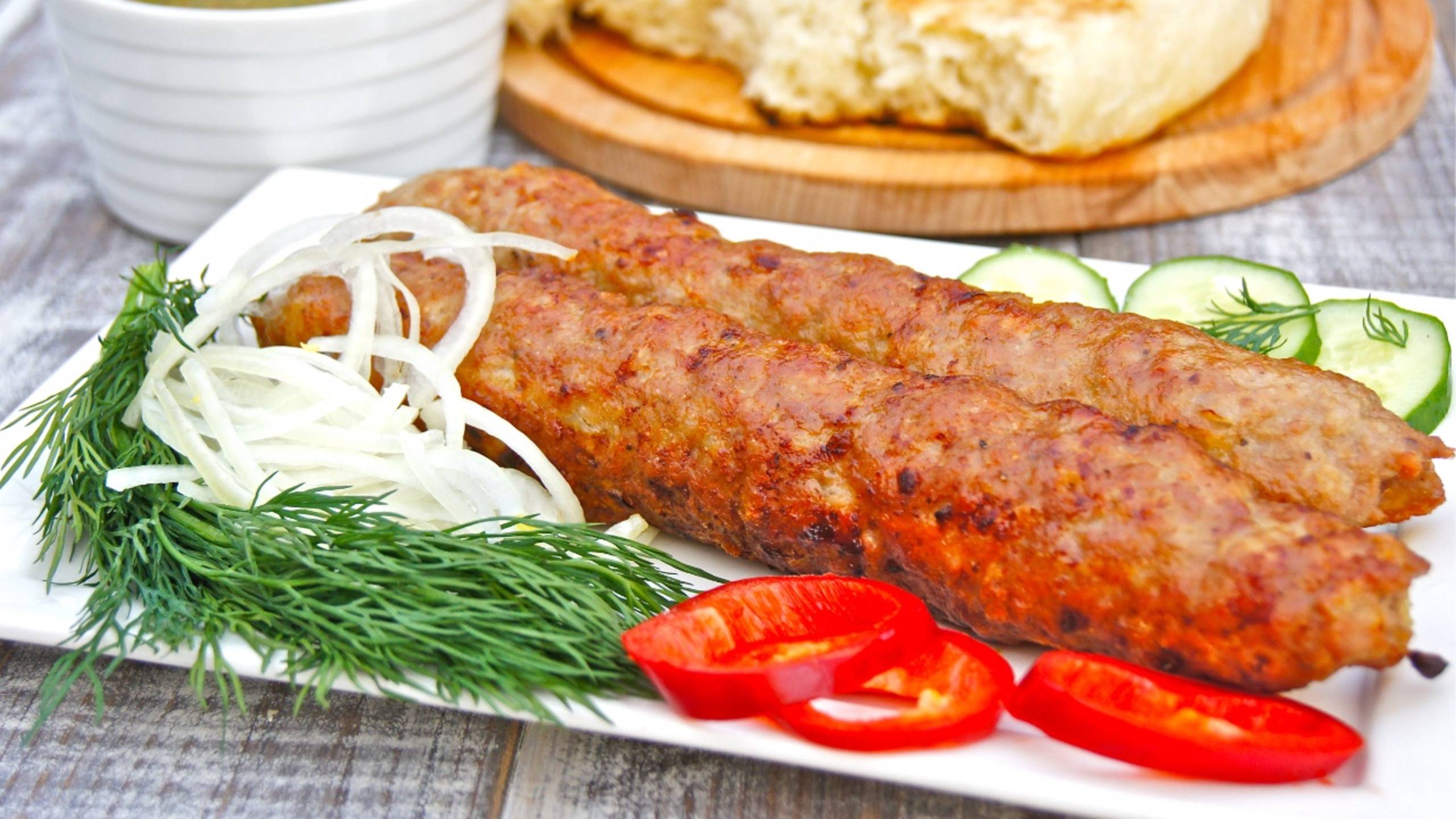 Люля-кебаб из свинины на мангале / Вкуснее шашлыка! смотреть онлайн