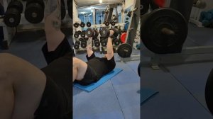 Разводка гантелей, лёжа на полу