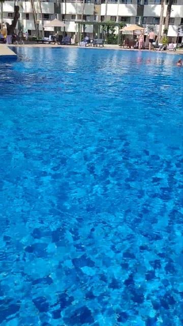 Шикарный бассейн в отеле на самом берегу Индийского о? смотреть онлайн