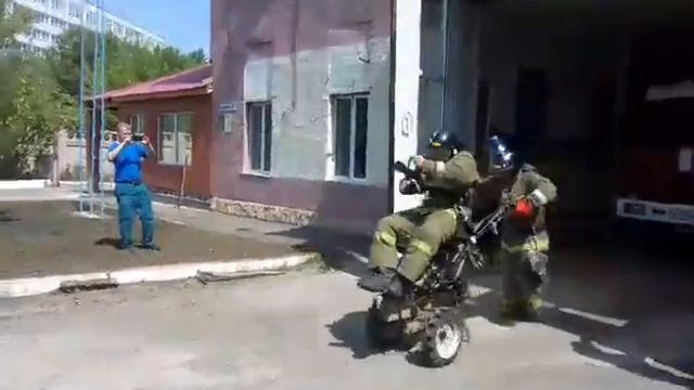 ПОЖАРНЫЕ ОТЖИГАЮТ!!! смотреть онлайн