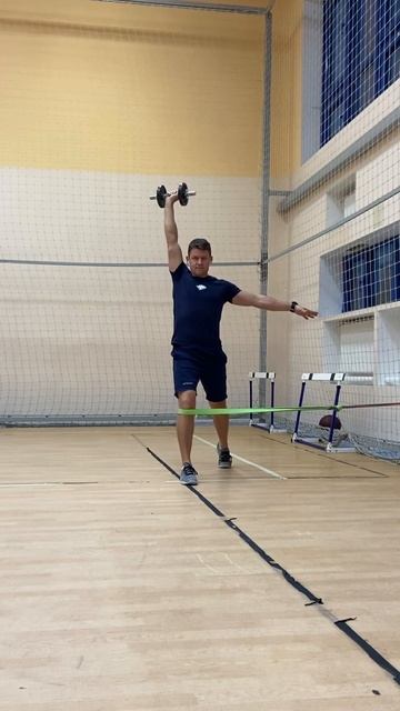 Сплит-присед с резиной, с гантелей в одной руке смотреть онлайн