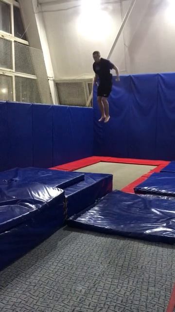 Двойное боковое сальто с батута 😍