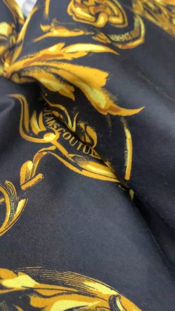 Ткань вискозный трикотаж с принтом на черном фоне Versace смотреть онлайн