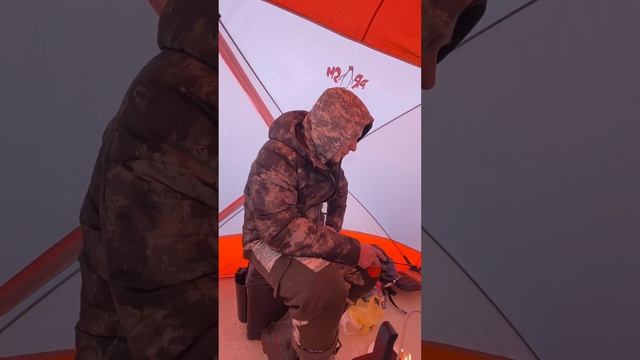 Зимняя рыбалка в палатке и установка жерлиц смотреть онлайн